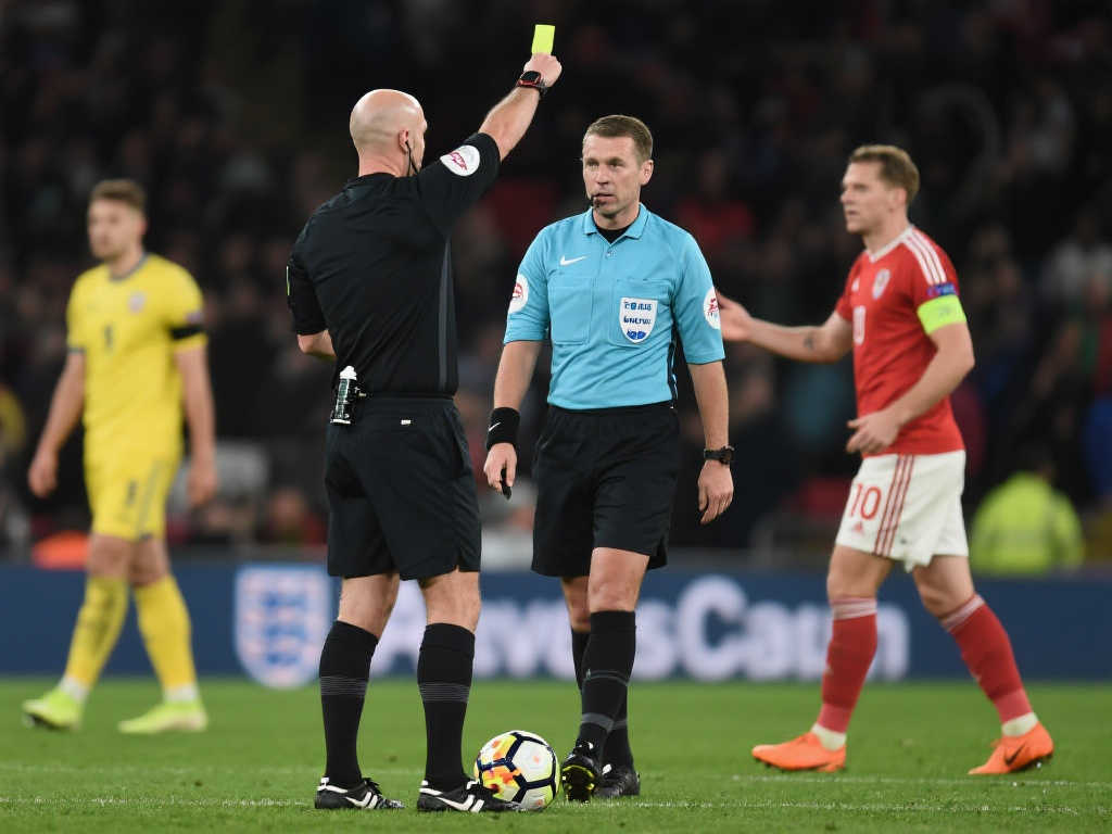 英超裁判海外执法一场赚2500英镑,行为引争议! 英超裁判海外执法一场赚2500英镑,行为引争议!